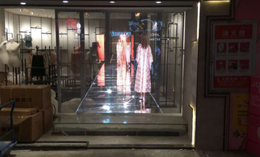 赫尔诺LED透明屏打造武汉商业街新商机